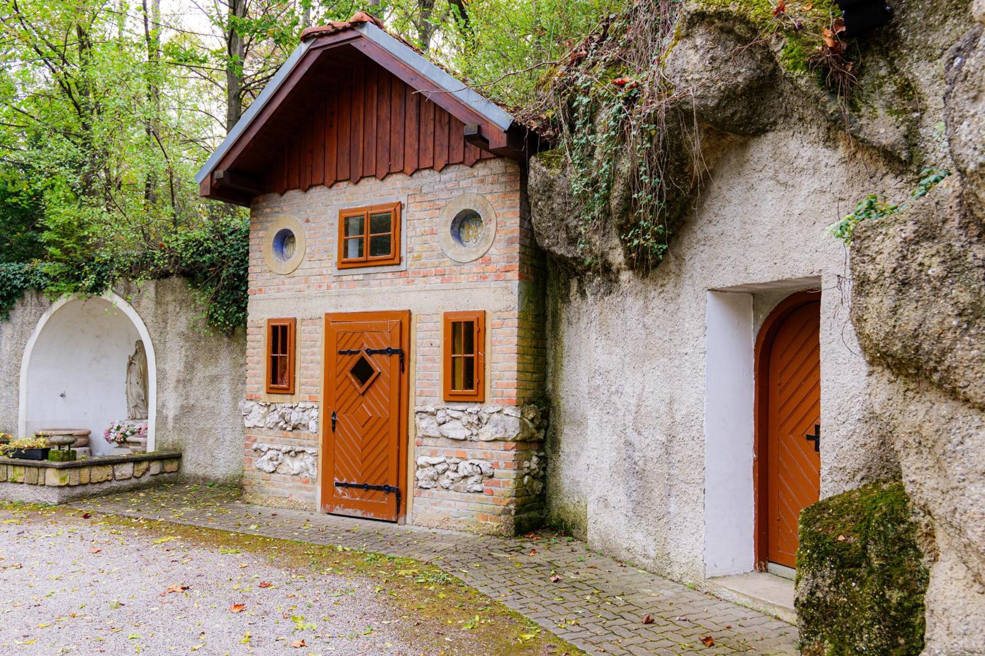 Villa Rose Close To Vienna & Airport Maria Ellend ภายนอก รูปภาพ